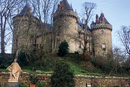 Castillo de Combourg y estatua de Chateaubriand - Francia